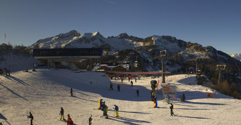 Webcam Ski area Campiglio Dolomiti di Brenta Val di Sole Val Rendena - Seggiovia Orso Bruno 