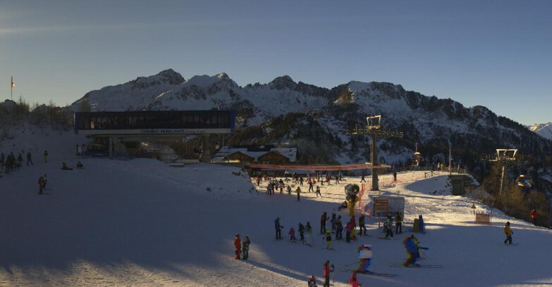 Webcam Ski area Campiglio Dolomiti di Brenta Val di Sole Val Rendena - Seggiovia Orso Bruno 