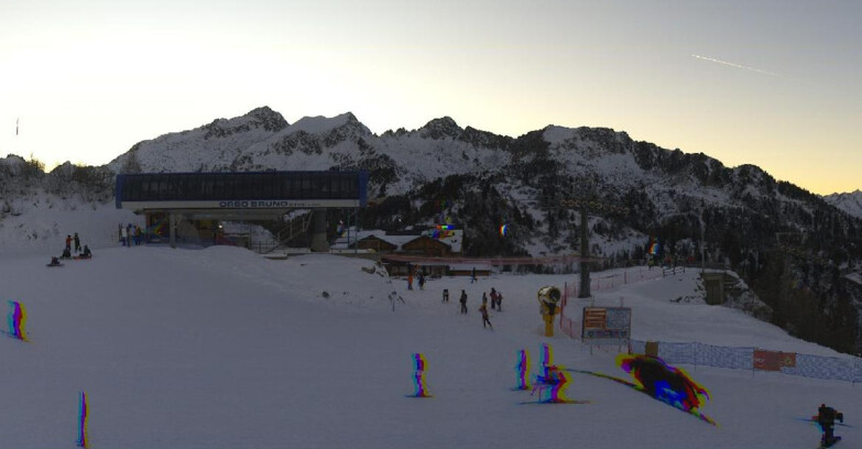 Webcam Ski area Campiglio Dolomiti di Brenta Val di Sole Val Rendena - Seggiovia Orso Bruno 