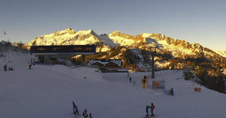 Webcam Ski area Campiglio Dolomiti di Brenta Val di Sole Val Rendena - Seggiovia Orso Bruno 