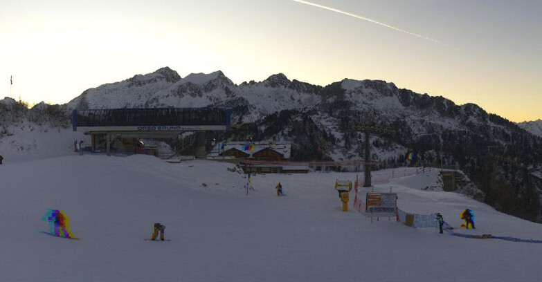 Webcam Ski area Campiglio Dolomiti di Brenta Val di Sole Val Rendena - Seggiovia Orso Bruno 