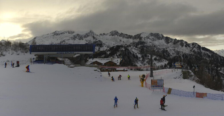 Webcam Ski area Campiglio Dolomiti di Brenta Val di Sole Val Rendena - Seggiovia Orso Bruno 