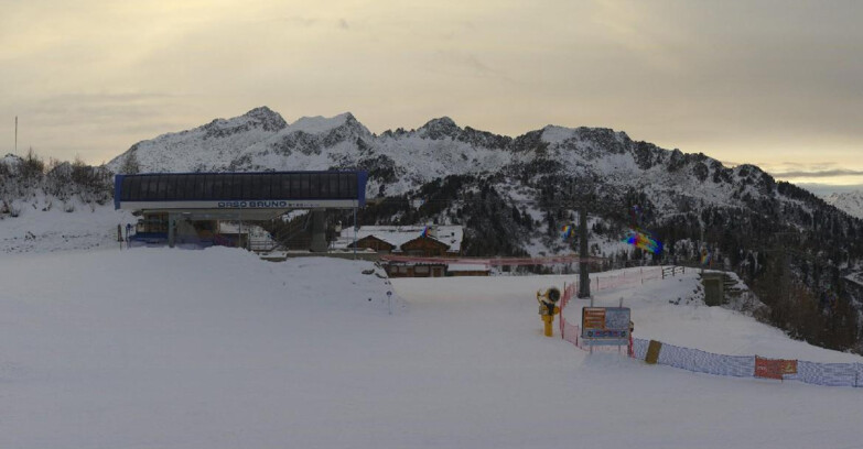 Webcam Ski area Campiglio Dolomiti di Brenta Val di Sole Val Rendena - Seggiovia Orso Bruno 