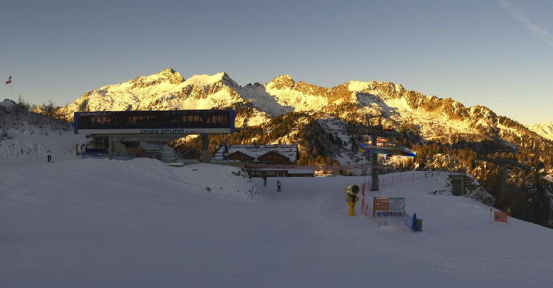 Webcam Skiarea Campiglio Dolomiti di Brenta Val di Sole Val Rendena - Seggiovia Orso Bruno 
