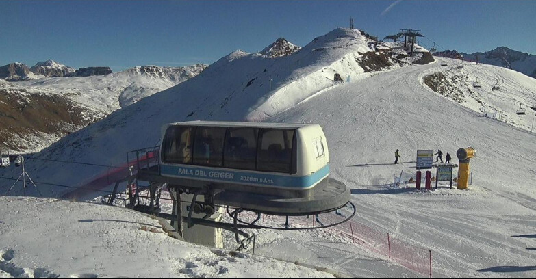 Webcam Pozza di Fassa-Aloch-Buffaure  - Pala del Geiger, sullo sfondo il Pordoi
