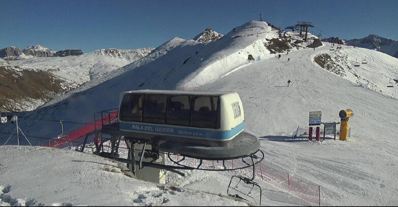 Webcam Pozza di Fassa-Aloch-Buffaure  - Pala del Geiger, sullo sfondo il Pordoi