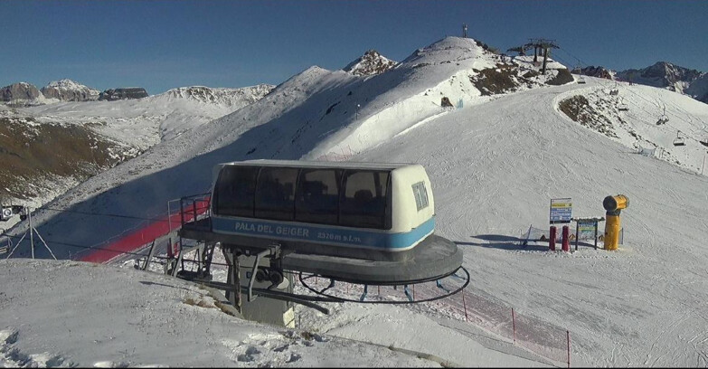 Webcam Pozza di Fassa-Aloch-Buffaure  - Pala del Geiger, sullo sfondo il Pordoi