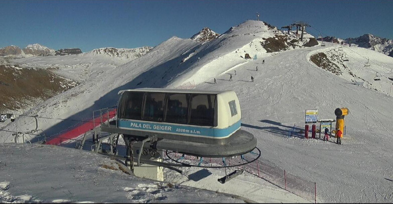 Webcam Pozza di Fassa-Aloch-Buffaure  - Pala del Geiger, sullo sfondo il Pordoi