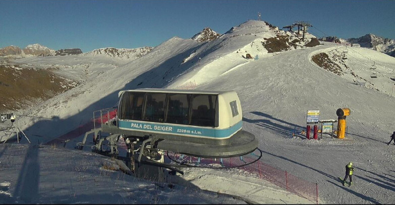Webcam Pozza di Fassa-Aloch-Buffaure  - Pala del Geiger, sullo sfondo il Pordoi