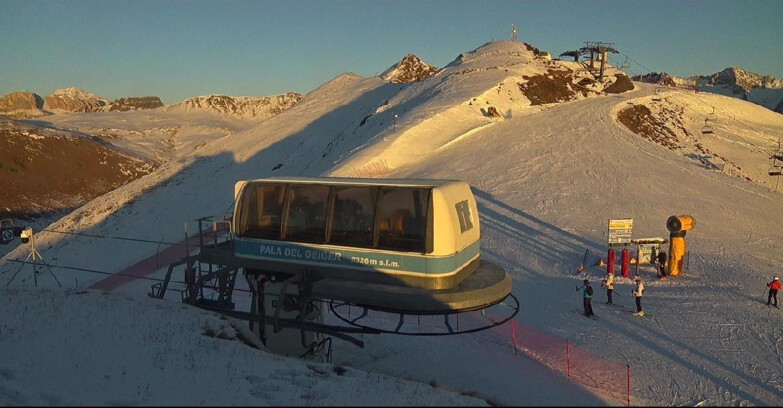 Webcam Pozza di Fassa-Aloch-Buffaure  - Pala del Geiger, sullo sfondo il Pordoi