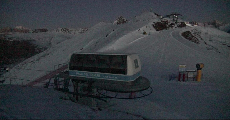 Webcam Pozza di Fassa-Aloch-Buffaure  - Pala del Geiger, sullo sfondo il Pordoi