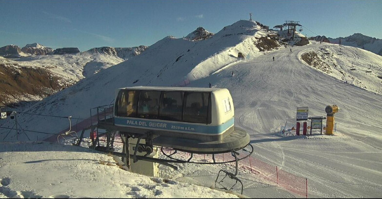 Webcam Pozza di Fassa-Aloch-Buffaure  - Pala del Geiger, sullo sfondo il Pordoi