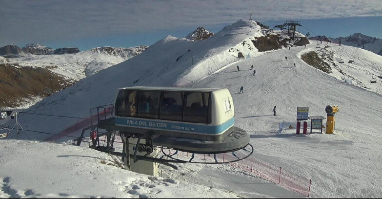 Webcam Pozza di Fassa-Aloch-Buffaure  - Pala del Geiger, sullo sfondo il Pordoi