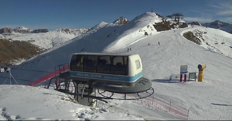 Webcam Pozza di Fassa-Aloch-Buffaure  - Pala del Geiger, sullo sfondo il Pordoi