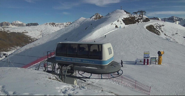 Webcam Pozza di Fassa-Aloch-Buffaure  - Pala del Geiger, sullo sfondo il Pordoi