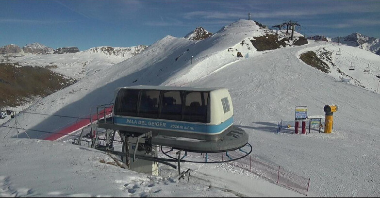 Webcam Pozza di Fassa-Aloch-Buffaure  - Pala del Geiger, sullo sfondo il Pordoi