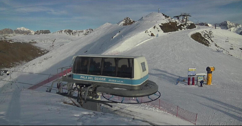 Webcam Pozza di Fassa-Aloch-Buffaure  - Pala del Geiger, sullo sfondo il Pordoi