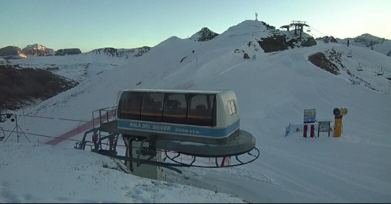 Webcam Pozza di Fassa-Aloch-Buffaure  - Pala del Geiger, sullo sfondo il Pordoi