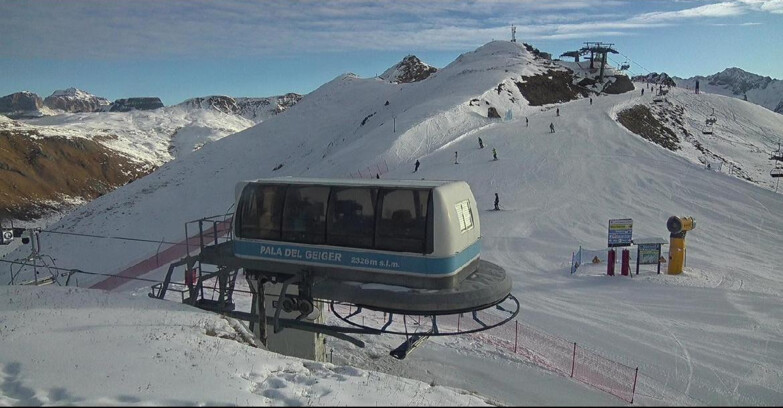 Webcam Pozza di Fassa-Aloch-Buffaure  - Pala del Geiger, sullo sfondo il Pordoi