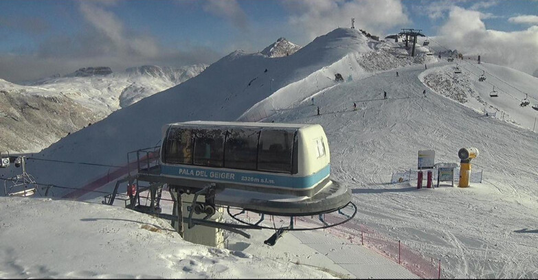 Webcam Pozza di Fassa-Aloch-Buffaure  - Pala del Geiger, sullo sfondo il Pordoi