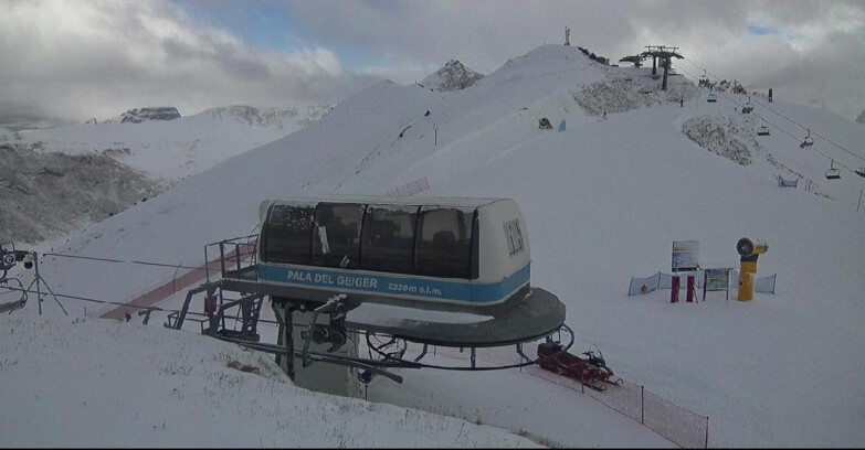 Webcam Pozza di Fassa-Aloch-Buffaure  - Pala del Geiger, sullo sfondo il Pordoi