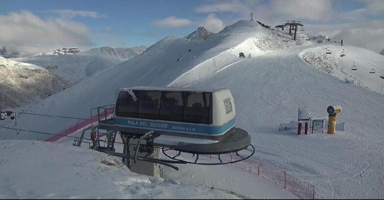 Webcam Pozza di Fassa-Aloch-Buffaure  - Pala del Geiger, sullo sfondo il Pordoi
