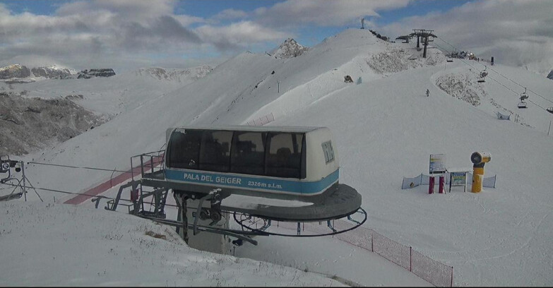 Webcam Pozza di Fassa-Aloch-Buffaure  - Pala del Geiger, sullo sfondo il Pordoi