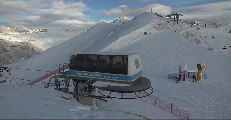 Webcam Pozza di Fassa-Aloch-Buffaure  - Pala del Geiger, sullo sfondo il Pordoi