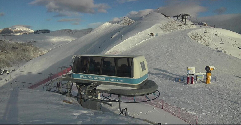 Webcam Pozza di Fassa-Aloch-Buffaure  - Pala del Geiger, sullo sfondo il Pordoi
