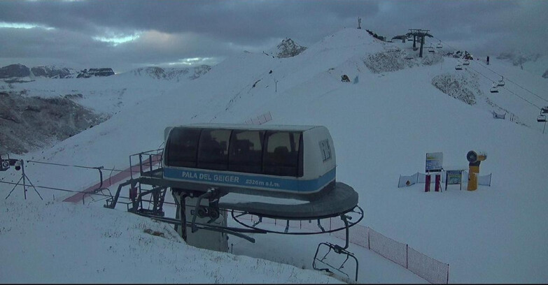 Webcam Pozza di Fassa-Aloch-Buffaure  - Pala del Geiger, sullo sfondo il Pordoi
