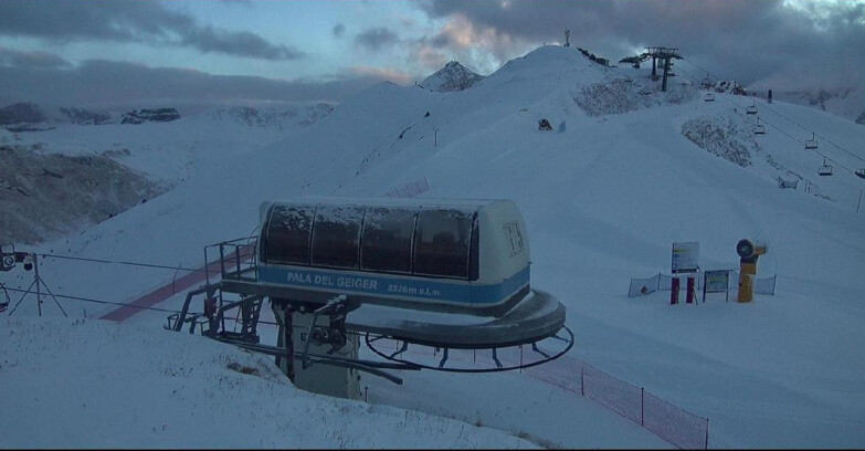 Webcam Pozza di Fassa-Aloch-Buffaure  - Pala del Geiger, sullo sfondo il Pordoi