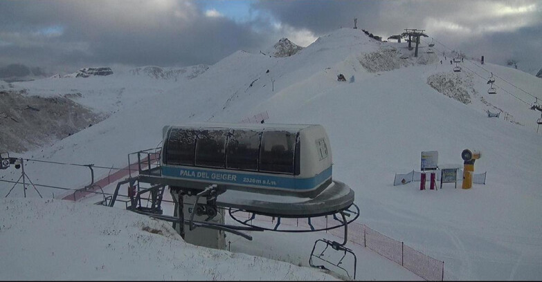 Webcam Pozza di Fassa-Aloch-Buffaure  - Pala del Geiger, sullo sfondo il Pordoi