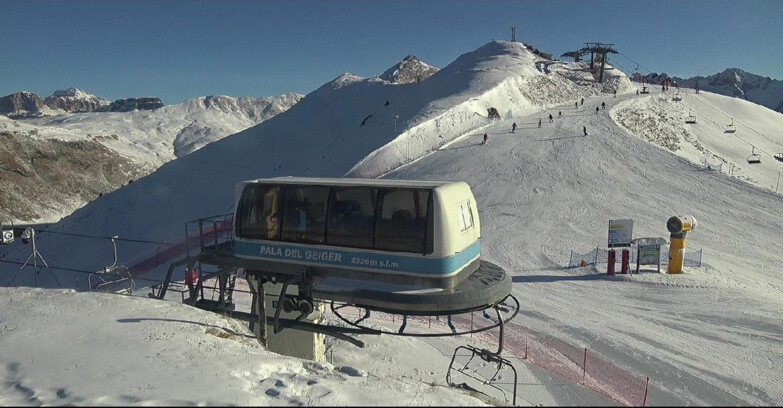 Webcam Поцца-ди-Фасса-Алок-Буффор  - Pala del Geiger, sullo sfondo il Pordoi