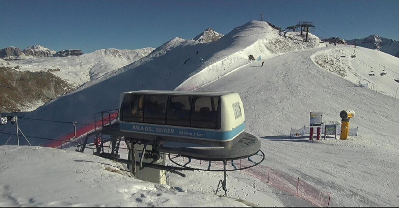 Webcam Поцца-ди-Фасса-Алок-Буффор  - Pala del Geiger, sullo sfondo il Pordoi