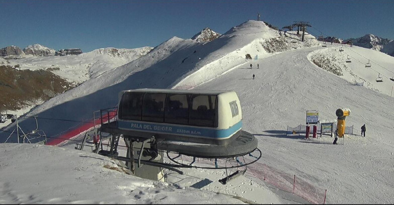 Webcam Pozza di Fassa-Aloch-Buffaure - Pala del Geiger, sullo sfondo il Pordoi