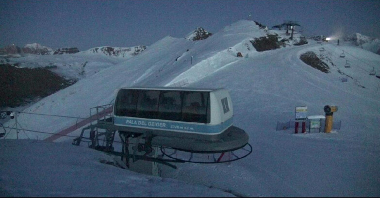 Webcam Pozza di Fassa-Aloch-Buffaure - Pala del Geiger, sullo sfondo il Pordoi