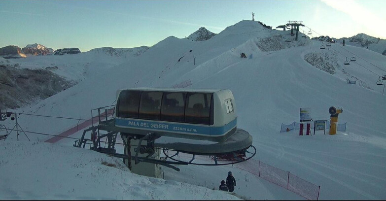 Webcam Поцца-ди-Фасса-Алок-Буффор  - Pala del Geiger, sullo sfondo il Pordoi