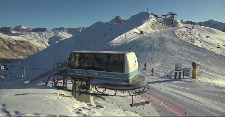 Webcam Поцца-ди-Фасса-Алок-Буффор  - Pala del Geiger, sullo sfondo il Pordoi