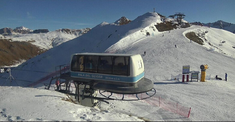 Webcam Pozza di Fassa-Aloch-Buffaure  - Pala del Geiger, sullo sfondo il Pordoi