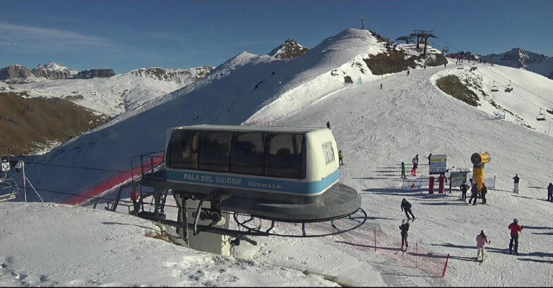 Webcam Pozza di Fassa-Aloch-Buffaure  - Pala del Geiger, sullo sfondo il Pordoi