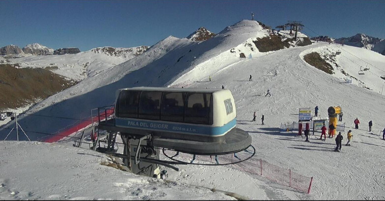 Webcam Pozza di Fassa-Aloch-Buffaure  - Pala del Geiger, sullo sfondo il Pordoi