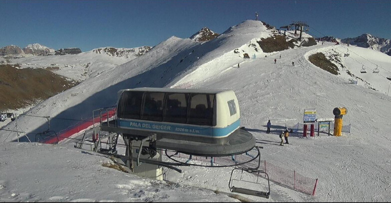 Webcam Pozza di Fassa-Aloch-Buffaure  - Pala del Geiger, sullo sfondo il Pordoi