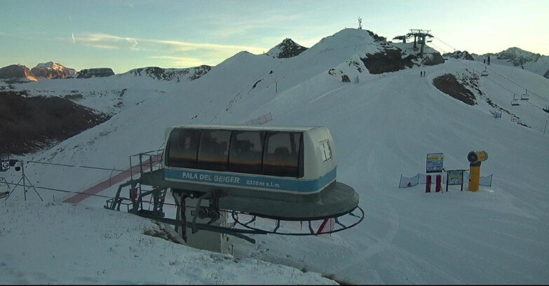 Webcam Pozza di Fassa-Aloch-Buffaure - Pala del Geiger, sullo sfondo il Pordoi