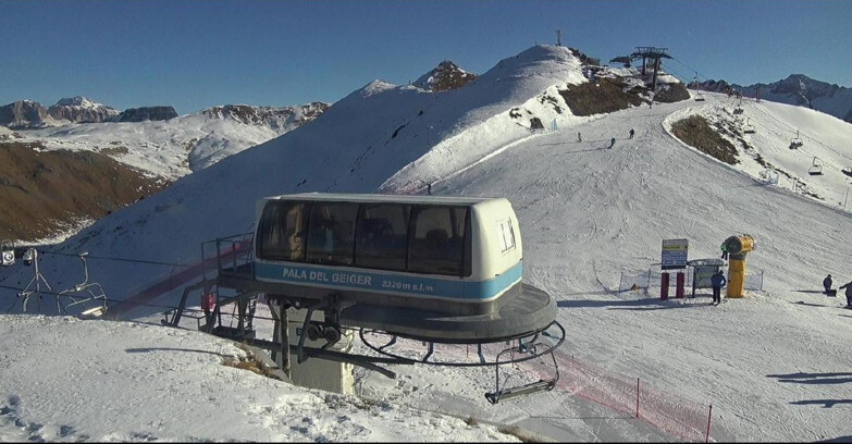 Webcam Поцца-ди-Фасса-Алок-Буффор  - Pala del Geiger, sullo sfondo il Pordoi