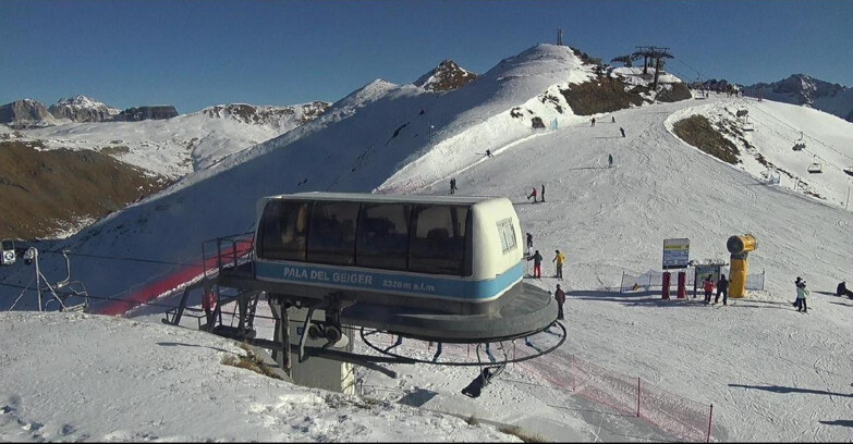 Webcam Поцца-ди-Фасса-Алок-Буффор  - Pala del Geiger, sullo sfondo il Pordoi