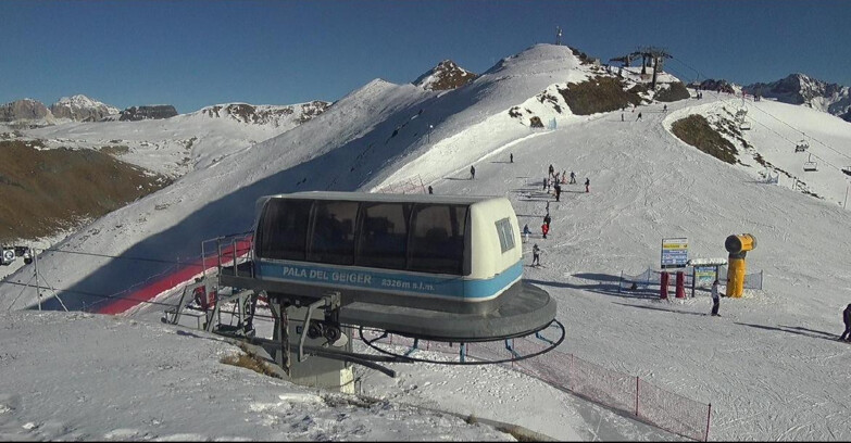 Webcam Поцца-ди-Фасса-Алок-Буффор  - Pala del Geiger, sullo sfondo il Pordoi