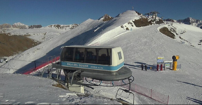 Webcam Поцца-ди-Фасса-Алок-Буффор  - Pala del Geiger, sullo sfondo il Pordoi