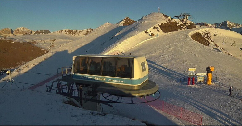 Webcam Поцца-ди-Фасса-Алок-Буффор  - Pala del Geiger, sullo sfondo il Pordoi