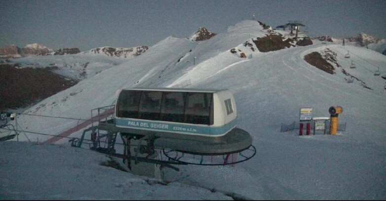 Webcam Поцца-ди-Фасса-Алок-Буффор  - Pala del Geiger, sullo sfondo il Pordoi