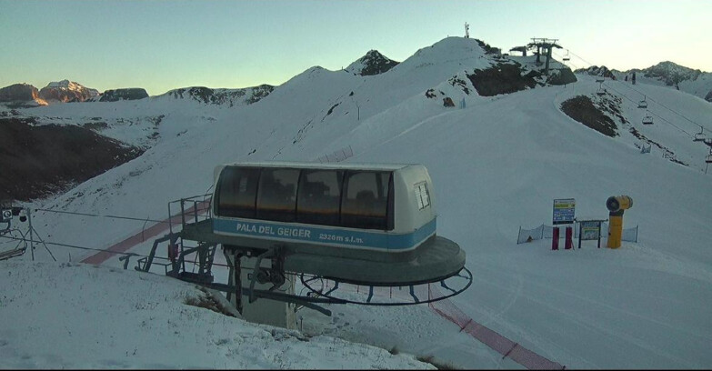 Webcam Поцца-ди-Фасса-Алок-Буффор  - Pala del Geiger, sullo sfondo il Pordoi